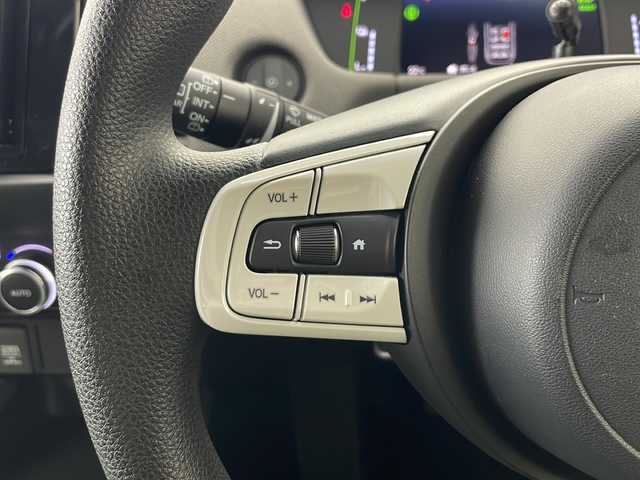 ホンダ フィット e:HEVクロスター 秋田県 2022(令4)年 3.9万km ルナシルバーM ワンオーナー　/社外ナビ【AM/FM/AUX/BT/CD】　/バックカメラ　/パーキングセンサー　/ＬＥＤヘッドライト　/オートライト　/ＥＴＣ　/社外ＡＷ　/コーナーセンサー　/ブレーキホールド　/ライトレベライザー　/プッシュスタート/ホンダECON/レーンキープアシスト/衝突被害軽減システム/横滑り防止装置/オートエアコン /USBポート/自動パーキングブレーキ/クルーズコントロール/スマートキー/クリアランスソナー /フロントワイパーデアイサー /社外フロアマット/社外AW/ウィンカーミラー /サイドバイザー