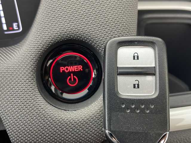 ホンダ フィット e:HEVクロスター 秋田県 2022(令4)年 3.9万km ルナシルバーM ワンオーナー　/社外ナビ【AM/FM/AUX/BT/CD】　/バックカメラ　/パーキングセンサー　/ＬＥＤヘッドライト　/オートライト　/ＥＴＣ　/社外ＡＷ　/コーナーセンサー　/ブレーキホールド　/ライトレベライザー　/プッシュスタート/ホンダECON/レーンキープアシスト/衝突被害軽減システム/横滑り防止装置/オートエアコン /USBポート/自動パーキングブレーキ/クルーズコントロール/スマートキー/クリアランスソナー /フロントワイパーデアイサー /社外フロアマット/社外AW/ウィンカーミラー /サイドバイザー