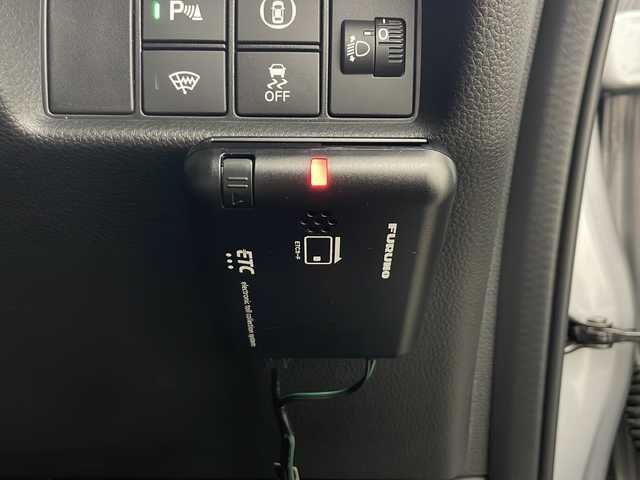 ホンダ フィット e:HEVクロスター 秋田県 2022(令4)年 3.9万km ルナシルバーM ワンオーナー　/社外ナビ【AM/FM/AUX/BT/CD】　/バックカメラ　/パーキングセンサー　/ＬＥＤヘッドライト　/オートライト　/ＥＴＣ　/社外ＡＷ　/コーナーセンサー　/ブレーキホールド　/ライトレベライザー　/プッシュスタート/ホンダECON/レーンキープアシスト/衝突被害軽減システム/横滑り防止装置/オートエアコン /USBポート/自動パーキングブレーキ/クルーズコントロール/スマートキー/クリアランスソナー /フロントワイパーデアイサー /社外フロアマット/社外AW/ウィンカーミラー /サイドバイザー
