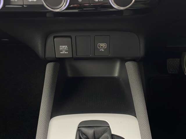 ホンダ フィット e:HEVクロスター 秋田県 2022(令4)年 3.9万km ルナシルバーM ワンオーナー　/社外ナビ【AM/FM/AUX/BT/CD】　/バックカメラ　/パーキングセンサー　/ＬＥＤヘッドライト　/オートライト　/ＥＴＣ　/社外ＡＷ　/コーナーセンサー　/ブレーキホールド　/ライトレベライザー　/プッシュスタート/ホンダECON/レーンキープアシスト/衝突被害軽減システム/横滑り防止装置/オートエアコン /USBポート/自動パーキングブレーキ/クルーズコントロール/スマートキー/クリアランスソナー /フロントワイパーデアイサー /社外フロアマット/社外AW/ウィンカーミラー /サイドバイザー