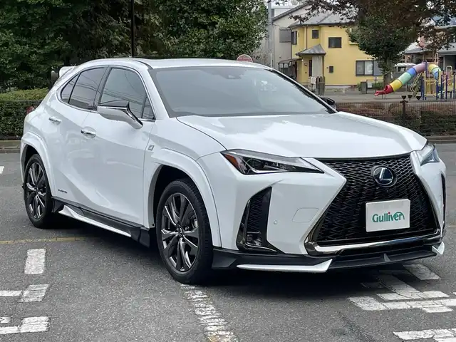 レクサス ＵＸ 250h Fスポーツ 神奈川県 2019(令1)年 1.9万km ホワイトノーヴァガラスフレーク TRDフルエアロ/TRDエアロフェンダー/TRDスポーツマフラー/サンルーフ/セーフティシステムプラス(予防安全パッケージ)/パーキングサポートブレーキ/ブラインドスポットモニター/ハンズフリーパワーバックドア/Ltexスポーツシート(レッド合皮)/シートヒーター(前席)/10.3インチナビ/CD/DVD/Bluetooth/地デジ/バックカメラ/スマートキー(スペアキー、カードキーあり)