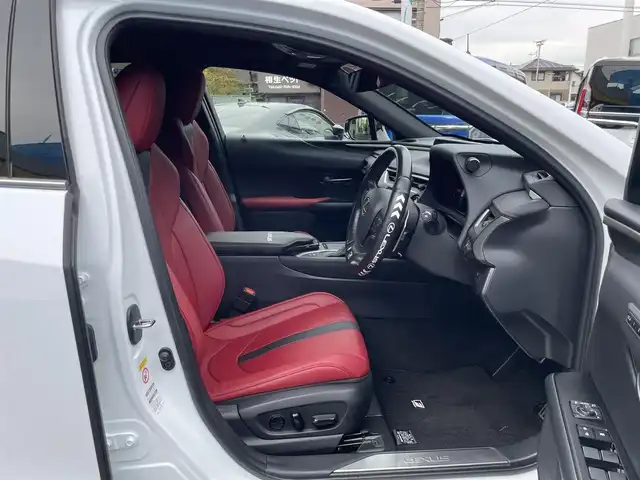 レクサス ＵＸ 250h Fスポーツ 神奈川県 2019(令1)年 1.9万km ホワイトノーヴァガラスフレーク TRDフルエアロ/TRDエアロフェンダー/TRDスポーツマフラー/サンルーフ/セーフティシステムプラス(予防安全パッケージ)/パーキングサポートブレーキ/ブラインドスポットモニター/ハンズフリーパワーバックドア/Ltexスポーツシート(レッド合皮)/シートヒーター(前席)/10.3インチナビ/CD/DVD/Bluetooth/地デジ/バックカメラ/スマートキー(スペアキー、カードキーあり)