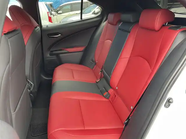 レクサス ＵＸ 250h Fスポーツ 神奈川県 2019(令1)年 1.9万km ホワイトノーヴァガラスフレーク TRDフルエアロ/TRDエアロフェンダー/TRDスポーツマフラー/サンルーフ/セーフティシステムプラス(予防安全パッケージ)/パーキングサポートブレーキ/ブラインドスポットモニター/ハンズフリーパワーバックドア/Ltexスポーツシート(レッド合皮)/シートヒーター(前席)/10.3インチナビ/CD/DVD/Bluetooth/地デジ/バックカメラ/スマートキー(スペアキー、カードキーあり)