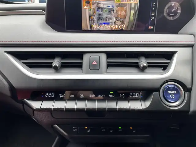 レクサス ＵＸ 250h Fスポーツ 神奈川県 2019(令1)年 1.9万km ホワイトノーヴァガラスフレーク TRDフルエアロ/TRDエアロフェンダー/TRDスポーツマフラー/サンルーフ/セーフティシステムプラス(予防安全パッケージ)/パーキングサポートブレーキ/ブラインドスポットモニター/ハンズフリーパワーバックドア/Ltexスポーツシート(レッド合皮)/シートヒーター(前席)/10.3インチナビ/CD/DVD/Bluetooth/地デジ/バックカメラ/スマートキー(スペアキー、カードキーあり)