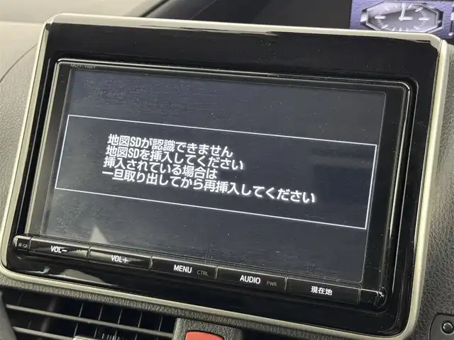 トヨタ ノア ハイブリッド G 福岡県 2016(平28)年 4.8万km ボルドーマイカメタリック 後席モニター　/純正８型ナビ（フルセグＴＶ）　/バックカメラ　/ビルトインＥＴＣ　/前方ドラレコ　/クルーズコントロール　/衝突軽減ブレーキ　/レーンキープ　/先行車発進　/片側電動スライドドア　/シートヒーター　/ＬＥＤ
