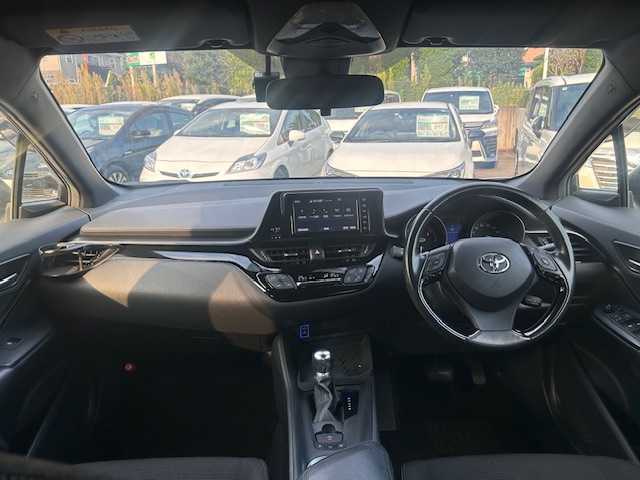 トヨタ Ｃ－ＨＲ S LEDパッケージ 静岡県 2019(令1)年 7万km ホワイトパールクリスタルシャイン ●純正ナビ/（フルセグ/CD/DVD/Bluetooth）/（NSZT-W68T）/●バックカメラ/●レーダークルーズコントロール/●プリクラッシュセーフティ/●レーンキープアシスト/●電動パーキングブレーキ/●オートブレーキホールド/●LEDヘッドライト/●オートライト/●オートマチックハイビーム/●革巻きステアリング/●ステアリングスイッチ/●電動格納ウインカーミラー/●ETC/●純正フロアマット/●ドアバイザー/●前方ドライブレコーダー/●プッシュスタート/●スマートキー/●横滑り防止装置/●純正17インチアルミホイール/●W+サイド+カーテンSRS+ABS