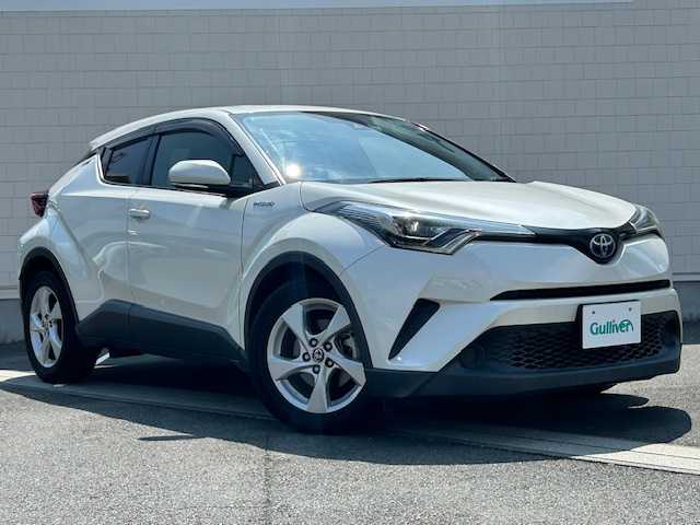 トヨタ Ｃ－ＨＲ S LEDパッケージ 静岡県 2019(令1)年 7万km ホワイトパールクリスタルシャイン ●純正ナビ/（フルセグ/CD/DVD/Bluetooth）/（NSZT-W68T）/●バックカメラ/●レーダークルーズコントロール/●プリクラッシュセーフティ/●レーンキープアシスト/●電動パーキングブレーキ/●オートブレーキホールド/●LEDヘッドライト/●オートライト/●オートマチックハイビーム/●革巻きステアリング/●ステアリングスイッチ/●電動格納ウインカーミラー/●ETC/●純正フロアマット/●ドアバイザー/●前方ドライブレコーダー/●プッシュスタート/●スマートキー/●横滑り防止装置/●純正17インチアルミホイール/●W+サイド+カーテンSRS+ABS