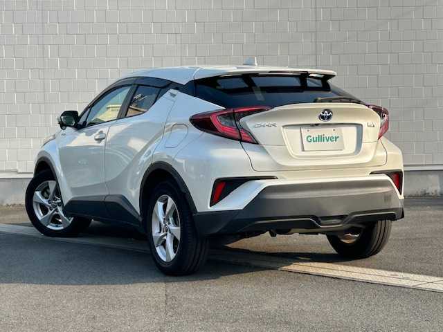 トヨタ Ｃ－ＨＲ S LEDパッケージ 静岡県 2019(令1)年 7万km ホワイトパールクリスタルシャイン ●純正ナビ/（フルセグ/CD/DVD/Bluetooth）/（NSZT-W68T）/●バックカメラ/●レーダークルーズコントロール/●プリクラッシュセーフティ/●レーンキープアシスト/●電動パーキングブレーキ/●オートブレーキホールド/●LEDヘッドライト/●オートライト/●オートマチックハイビーム/●革巻きステアリング/●ステアリングスイッチ/●電動格納ウインカーミラー/●ETC/●純正フロアマット/●ドアバイザー/●前方ドライブレコーダー/●プッシュスタート/●スマートキー/●横滑り防止装置/●純正17インチアルミホイール/●W+サイド+カーテンSRS+ABS