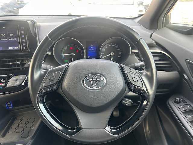 トヨタ Ｃ－ＨＲ S LEDパッケージ 静岡県 2019(令1)年 7万km ホワイトパールクリスタルシャイン ●純正ナビ/（フルセグ/CD/DVD/Bluetooth）/（NSZT-W68T）/●バックカメラ/●レーダークルーズコントロール/●プリクラッシュセーフティ/●レーンキープアシスト/●電動パーキングブレーキ/●オートブレーキホールド/●LEDヘッドライト/●オートライト/●オートマチックハイビーム/●革巻きステアリング/●ステアリングスイッチ/●電動格納ウインカーミラー/●ETC/●純正フロアマット/●ドアバイザー/●前方ドライブレコーダー/●プッシュスタート/●スマートキー/●横滑り防止装置/●純正17インチアルミホイール/●W+サイド+カーテンSRS+ABS