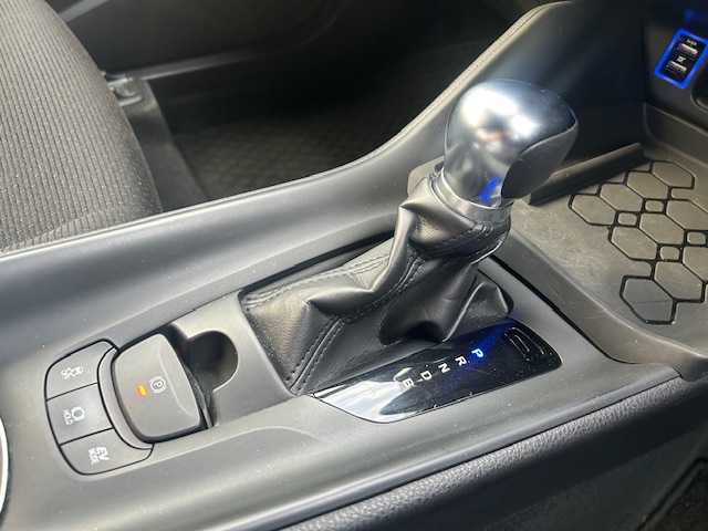 トヨタ Ｃ－ＨＲ S LEDパッケージ 静岡県 2019(令1)年 7万km ホワイトパールクリスタルシャイン ●純正ナビ/（フルセグ/CD/DVD/Bluetooth）/（NSZT-W68T）/●バックカメラ/●レーダークルーズコントロール/●プリクラッシュセーフティ/●レーンキープアシスト/●電動パーキングブレーキ/●オートブレーキホールド/●LEDヘッドライト/●オートライト/●オートマチックハイビーム/●革巻きステアリング/●ステアリングスイッチ/●電動格納ウインカーミラー/●ETC/●純正フロアマット/●ドアバイザー/●前方ドライブレコーダー/●プッシュスタート/●スマートキー/●横滑り防止装置/●純正17インチアルミホイール/●W+サイド+カーテンSRS+ABS