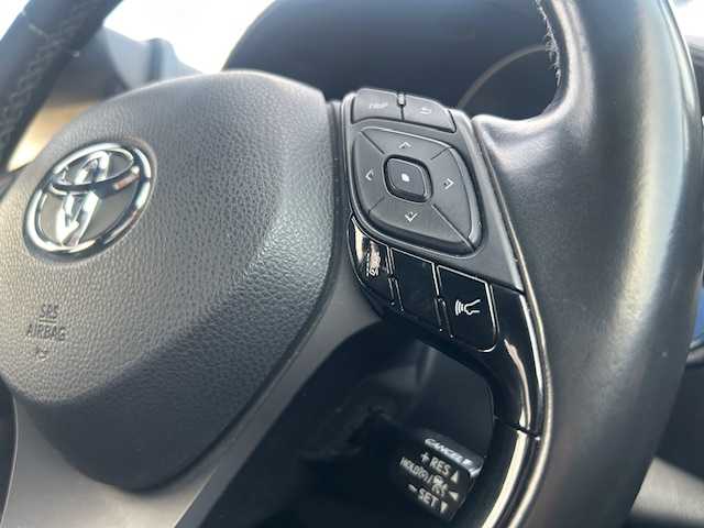 トヨタ Ｃ－ＨＲ S LEDパッケージ 静岡県 2019(令1)年 7万km ホワイトパールクリスタルシャイン ●純正ナビ/（フルセグ/CD/DVD/Bluetooth）/（NSZT-W68T）/●バックカメラ/●レーダークルーズコントロール/●プリクラッシュセーフティ/●レーンキープアシスト/●電動パーキングブレーキ/●オートブレーキホールド/●LEDヘッドライト/●オートライト/●オートマチックハイビーム/●革巻きステアリング/●ステアリングスイッチ/●電動格納ウインカーミラー/●ETC/●純正フロアマット/●ドアバイザー/●前方ドライブレコーダー/●プッシュスタート/●スマートキー/●横滑り防止装置/●純正17インチアルミホイール/●W+サイド+カーテンSRS+ABS