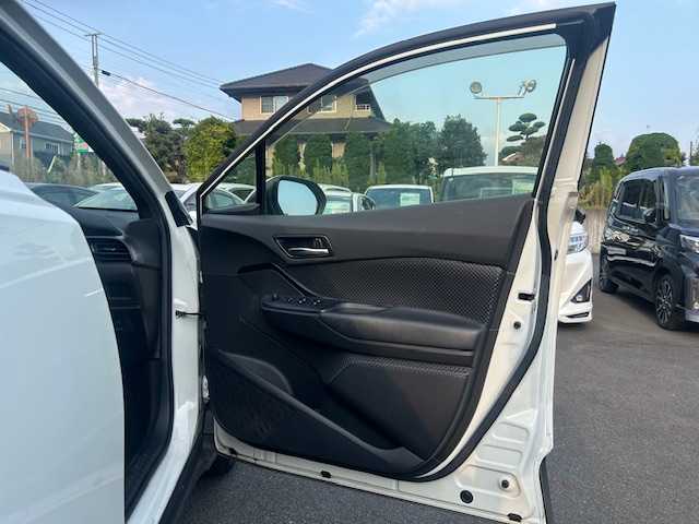 トヨタ Ｃ－ＨＲ S LEDパッケージ 静岡県 2019(令1)年 7万km ホワイトパールクリスタルシャイン ●純正ナビ/（フルセグ/CD/DVD/Bluetooth）/（NSZT-W68T）/●バックカメラ/●レーダークルーズコントロール/●プリクラッシュセーフティ/●レーンキープアシスト/●電動パーキングブレーキ/●オートブレーキホールド/●LEDヘッドライト/●オートライト/●オートマチックハイビーム/●革巻きステアリング/●ステアリングスイッチ/●電動格納ウインカーミラー/●ETC/●純正フロアマット/●ドアバイザー/●前方ドライブレコーダー/●プッシュスタート/●スマートキー/●横滑り防止装置/●純正17インチアルミホイール/●W+サイド+カーテンSRS+ABS