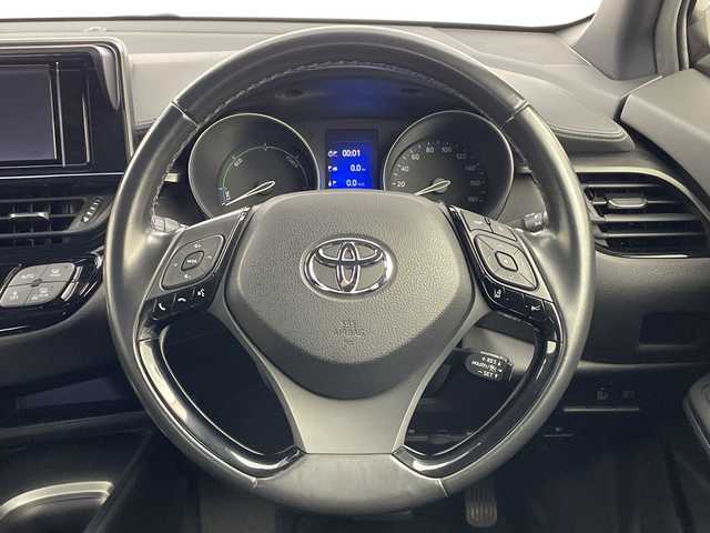 トヨタ Ｃ－ＨＲ S LEDパッケージ 新潟県 2019(令1)年 7万km ホワイトパールクリスタルシャイン 純正SDナビ【NSZT-W68T】/　フルセグTV/CD/DVD/Bluetooth/レーダークルーズコントロール/プリクラッシュセーフティ/レーンキープアシスト/電動パーキングブレーキ/オートブレーキホールド/ドライブレコーダー/バックモニター/ビルトインETC/LEDヘッドライト/オートライト/オートマチックハイビーム/革巻きステアリング/ステアリングスイッチ/電動格納ウインカーミラー/純正フロアマット/ドアバイザー/プッシュスタート/スマートキー/横滑り防止装置/純正17インチアルミホイール/W+サイド+カーテンSRS+ABS