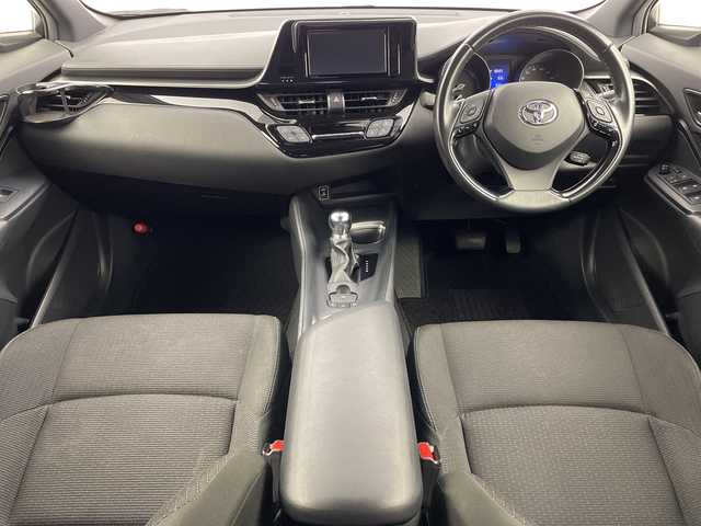 トヨタ Ｃ－ＨＲ S LEDパッケージ 新潟県 2019(令1)年 7万km ホワイトパールクリスタルシャイン 純正SDナビ【NSZT-W68T】/　フルセグTV/CD/DVD/Bluetooth/レーダークルーズコントロール/プリクラッシュセーフティ/レーンキープアシスト/電動パーキングブレーキ/オートブレーキホールド/ドライブレコーダー/バックモニター/ビルトインETC/LEDヘッドライト/オートライト/オートマチックハイビーム/革巻きステアリング/ステアリングスイッチ/電動格納ウインカーミラー/純正フロアマット/ドアバイザー/プッシュスタート/スマートキー/横滑り防止装置/純正17インチアルミホイール/W+サイド+カーテンSRS+ABS