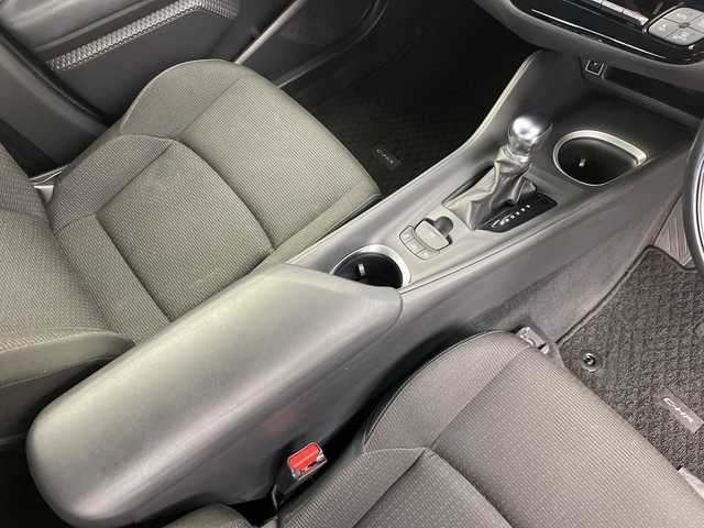 トヨタ Ｃ－ＨＲ S LEDパッケージ 新潟県 2019(令1)年 7万km ホワイトパールクリスタルシャイン 純正SDナビ【NSZT-W68T】/　フルセグTV/CD/DVD/Bluetooth/レーダークルーズコントロール/プリクラッシュセーフティ/レーンキープアシスト/電動パーキングブレーキ/オートブレーキホールド/ドライブレコーダー/バックモニター/ビルトインETC/LEDヘッドライト/オートライト/オートマチックハイビーム/革巻きステアリング/ステアリングスイッチ/電動格納ウインカーミラー/純正フロアマット/ドアバイザー/プッシュスタート/スマートキー/横滑り防止装置/純正17インチアルミホイール/W+サイド+カーテンSRS+ABS