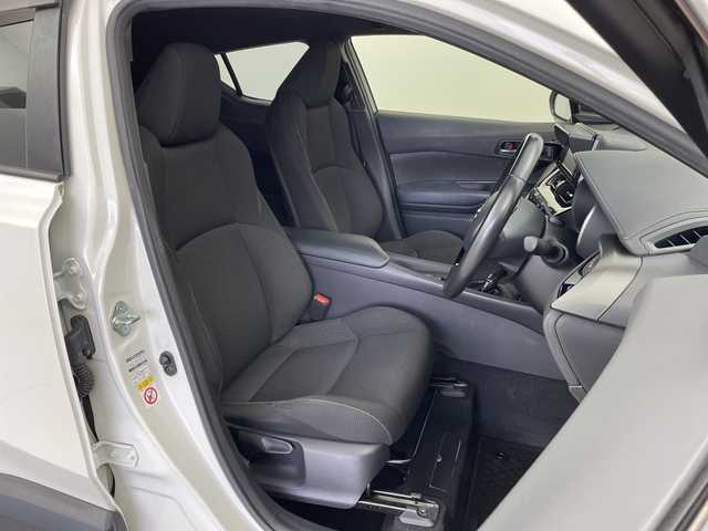 トヨタ Ｃ－ＨＲ S LEDパッケージ 新潟県 2019(令1)年 7万km ホワイトパールクリスタルシャイン 純正SDナビ【NSZT-W68T】/　フルセグTV/CD/DVD/Bluetooth/レーダークルーズコントロール/プリクラッシュセーフティ/レーンキープアシスト/電動パーキングブレーキ/オートブレーキホールド/ドライブレコーダー/バックモニター/ビルトインETC/LEDヘッドライト/オートライト/オートマチックハイビーム/革巻きステアリング/ステアリングスイッチ/電動格納ウインカーミラー/純正フロアマット/ドアバイザー/プッシュスタート/スマートキー/横滑り防止装置/純正17インチアルミホイール/W+サイド+カーテンSRS+ABS