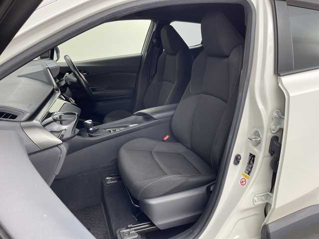 トヨタ Ｃ－ＨＲ S LEDパッケージ 新潟県 2019(令1)年 7万km ホワイトパールクリスタルシャイン 純正SDナビ【NSZT-W68T】/　フルセグTV/CD/DVD/Bluetooth/レーダークルーズコントロール/プリクラッシュセーフティ/レーンキープアシスト/電動パーキングブレーキ/オートブレーキホールド/ドライブレコーダー/バックモニター/ビルトインETC/LEDヘッドライト/オートライト/オートマチックハイビーム/革巻きステアリング/ステアリングスイッチ/電動格納ウインカーミラー/純正フロアマット/ドアバイザー/プッシュスタート/スマートキー/横滑り防止装置/純正17インチアルミホイール/W+サイド+カーテンSRS+ABS
