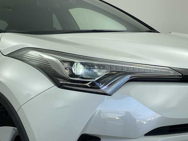 トヨタ Ｃ－ＨＲ S LEDパッケージ 新潟県 2019(令1)年 7万km ホワイトパールクリスタルシャイン 純正SDナビ【NSZT-W68T】/　フルセグTV/CD/DVD/Bluetooth/レーダークルーズコントロール/プリクラッシュセーフティ/レーンキープアシスト/電動パーキングブレーキ/オートブレーキホールド/ドライブレコーダー/バックモニター/ビルトインETC/LEDヘッドライト/オートライト/オートマチックハイビーム/革巻きステアリング/ステアリングスイッチ/電動格納ウインカーミラー/純正フロアマット/ドアバイザー/プッシュスタート/スマートキー/横滑り防止装置/純正17インチアルミホイール/W+サイド+カーテンSRS+ABS