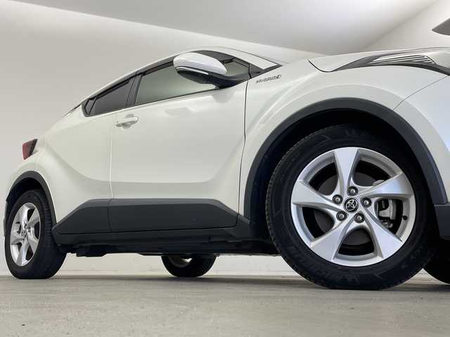 トヨタ Ｃ－ＨＲ S LEDパッケージ 新潟県 2019(令1)年 7万km ホワイトパールクリスタルシャイン 純正SDナビ【NSZT-W68T】/　フルセグTV/CD/DVD/Bluetooth/レーダークルーズコントロール/プリクラッシュセーフティ/レーンキープアシスト/電動パーキングブレーキ/オートブレーキホールド/ドライブレコーダー/バックモニター/ビルトインETC/LEDヘッドライト/オートライト/オートマチックハイビーム/革巻きステアリング/ステアリングスイッチ/電動格納ウインカーミラー/純正フロアマット/ドアバイザー/プッシュスタート/スマートキー/横滑り防止装置/純正17インチアルミホイール/W+サイド+カーテンSRS+ABS