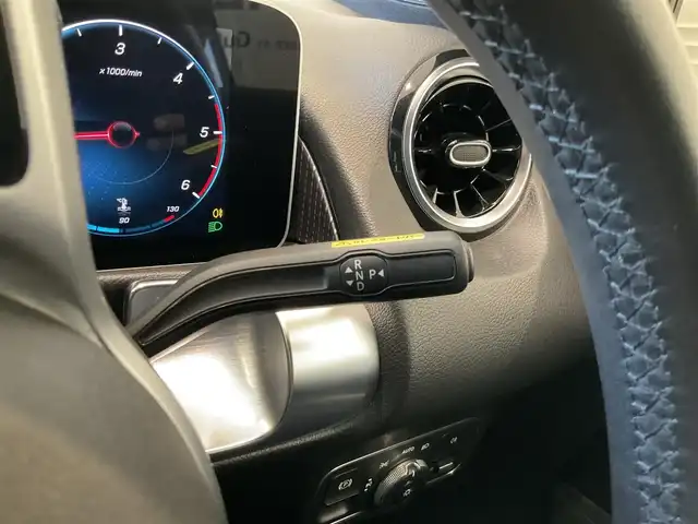 メルセデス・ベンツ ＧＬＢ２００ｄ 熊本県 2020(令2)年 5.7万km ポーラホワイト ・スマートキー/・プッシュスタート/・アクティブステアリングアシスト/・道路標識アシスト/・アクティブレーンキーピングアシスト/・アクティブレーキアシスト/・アテンションアシスト/・ブライドスポットモニター/・レーンチェンジアシスト/・クルーズコントロール(追従式)/・ハーフレザーシート/・前席パワーシート/・前席シートヒーター /・純正メモリナビ/　【Bluetooth・USB・AppleCarPlay・AndroidAuto】/・フルセグTV /・全方位カメラ/・ETC2.0/・パワーバックドア/・LEDヘッドランプ/・保証書/取説