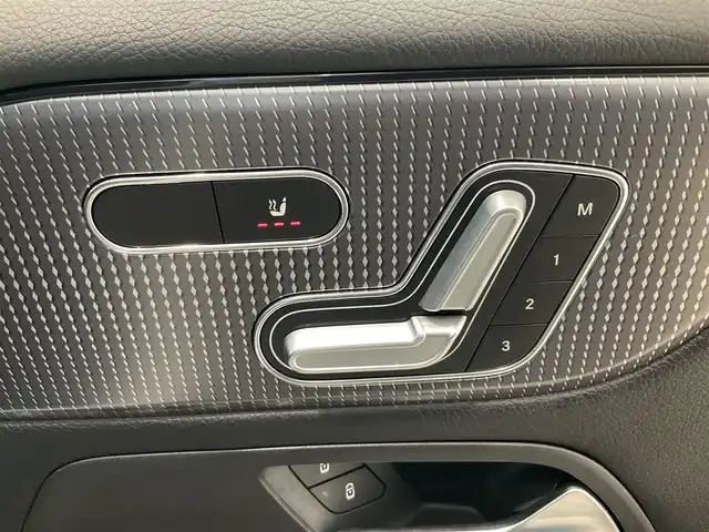 メルセデス・ベンツ ＧＬＢ２００ｄ 熊本県 2020(令2)年 5.7万km ポーラホワイト ・スマートキー/・プッシュスタート/・アクティブステアリングアシスト/・道路標識アシスト/・アクティブレーンキーピングアシスト/・アクティブレーキアシスト/・アテンションアシスト/・ブライドスポットモニター/・レーンチェンジアシスト/・クルーズコントロール(追従式)/・ハーフレザーシート/・前席パワーシート/・前席シートヒーター /・純正メモリナビ/　【Bluetooth・USB・AppleCarPlay・AndroidAuto】/・フルセグTV /・全方位カメラ/・ETC2.0/・パワーバックドア/・LEDヘッドランプ/・保証書/取説