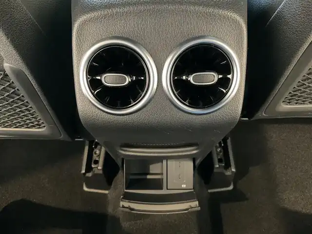 メルセデス・ベンツ ＧＬＢ２００ｄ 熊本県 2020(令2)年 5.7万km ポーラホワイト ・スマートキー/・プッシュスタート/・アクティブステアリングアシスト/・道路標識アシスト/・アクティブレーンキーピングアシスト/・アクティブレーキアシスト/・アテンションアシスト/・ブライドスポットモニター/・レーンチェンジアシスト/・クルーズコントロール(追従式)/・ハーフレザーシート/・前席パワーシート/・前席シートヒーター /・純正メモリナビ/　【Bluetooth・USB・AppleCarPlay・AndroidAuto】/・フルセグTV /・全方位カメラ/・ETC2.0/・パワーバックドア/・LEDヘッドランプ/・保証書/取説