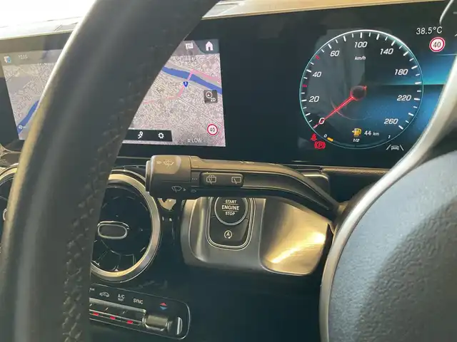 メルセデス・ベンツ ＧＬＢ２００ｄ 熊本県 2020(令2)年 5.7万km ポーラホワイト ・スマートキー/・プッシュスタート/・アクティブステアリングアシスト/・道路標識アシスト/・アクティブレーンキーピングアシスト/・アクティブレーキアシスト/・アテンションアシスト/・ブライドスポットモニター/・レーンチェンジアシスト/・クルーズコントロール(追従式)/・ハーフレザーシート/・前席パワーシート/・前席シートヒーター /・純正メモリナビ/　【Bluetooth・USB・AppleCarPlay・AndroidAuto】/・フルセグTV /・全方位カメラ/・ETC2.0/・パワーバックドア/・LEDヘッドランプ/・保証書/取説