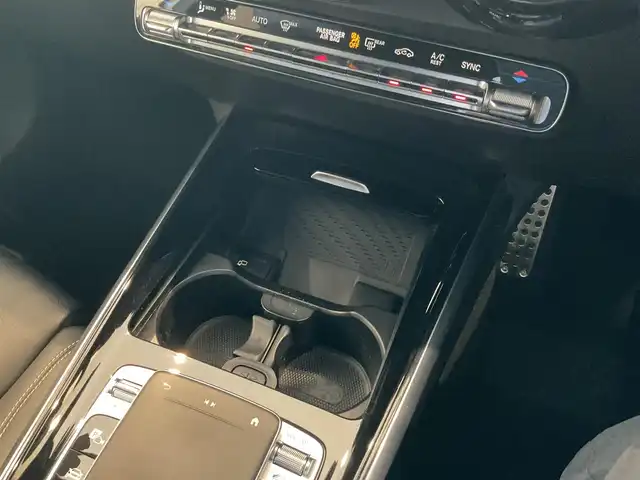 メルセデス・ベンツ ＧＬＢ２００ｄ 熊本県 2020(令2)年 5.7万km ポーラホワイト ・スマートキー/・プッシュスタート/・アクティブステアリングアシスト/・道路標識アシスト/・アクティブレーンキーピングアシスト/・アクティブレーキアシスト/・アテンションアシスト/・ブライドスポットモニター/・レーンチェンジアシスト/・クルーズコントロール(追従式)/・ハーフレザーシート/・前席パワーシート/・前席シートヒーター /・純正メモリナビ/　【Bluetooth・USB・AppleCarPlay・AndroidAuto】/・フルセグTV /・全方位カメラ/・ETC2.0/・パワーバックドア/・LEDヘッドランプ/・保証書/取説