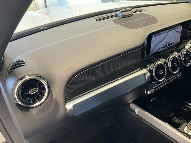 メルセデス・ベンツ ＧＬＢ２００ｄ 熊本県 2020(令2)年 5.7万km ポーラホワイト ・スマートキー/・プッシュスタート/・アクティブステアリングアシスト/・道路標識アシスト/・アクティブレーンキーピングアシスト/・アクティブレーキアシスト/・アテンションアシスト/・ブライドスポットモニター/・レーンチェンジアシスト/・クルーズコントロール(追従式)/・ハーフレザーシート/・前席パワーシート/・前席シートヒーター /・純正メモリナビ/　【Bluetooth・USB・AppleCarPlay・AndroidAuto】/・フルセグTV /・全方位カメラ/・ETC2.0/・パワーバックドア/・LEDヘッドランプ/・保証書/取説