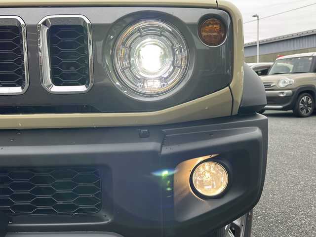 スズキ ジムニー ノマド FC 埼玉県 2025(令7)年 0.1万km アイボリー ワンオーナー/登録時走行754km/スズキセーフティサポート/ ・アダプティブクルーズコントロール/ ・パーキングセンサー/ ・デュアルカメラブレーキサポート/ ・前後誤発進抑制機能/ ・後退時ブレーキサポート/ ・車線逸脱警報機能/ ・ふらつき警報機能/ ・ハイビームアシスト/ ・先行車発進お知らせ機能/ ・標識認識機能/LEDヘッドランプ/本革巻きステアリング/ステアリングスイッチ/撥水加工ファブリックシート/前席シートヒーター/純正15インチアルミホイール/キーレスプッシュスタートシステム/禁煙車/保証書/取扱説明書/スペアキー1ヶ