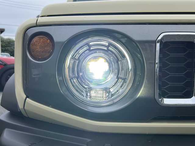 スズキ ジムニー ノマド FC 埼玉県 2025(令7)年 0.1万km アイボリー ワンオーナー/登録時走行754km/スズキセーフティサポート/ ・アダプティブクルーズコントロール/ ・パーキングセンサー/ ・デュアルカメラブレーキサポート/ ・前後誤発進抑制機能/ ・後退時ブレーキサポート/ ・車線逸脱警報機能/ ・ふらつき警報機能/ ・ハイビームアシスト/ ・先行車発進お知らせ機能/ ・標識認識機能/LEDヘッドランプ/本革巻きステアリング/ステアリングスイッチ/撥水加工ファブリックシート/前席シートヒーター/純正15インチアルミホイール/キーレスプッシュスタートシステム/禁煙車/保証書/取扱説明書/スペアキー1ヶ
