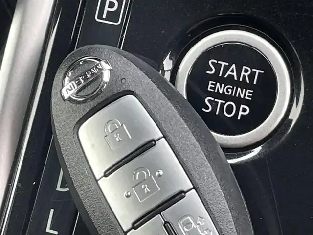 日産 セレナ X Vセレクション 福岡県 2017(平29)年 7.5万km ダイヤモンドブラック フリップダウンモニター/純正ナビ（ＭＭ３１７Ｄ－Ｗ）/フルセグTV/CD/DVD/BT/SD/AM/FM/AUX/バックカメラ/エマージェンシーブレーキ/両側パワースライドドア/クルーズコントロール/ＬＤＷ/スマートキー/プッシュスタート/ステアリングリモコン/ETC2.0/オートライト/ロールサンシェード