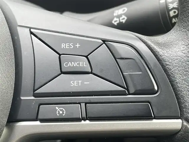 日産 セレナ X Vセレクション 福岡県 2017(平29)年 7.5万km ダイヤモンドブラック フリップダウンモニター/純正ナビ（ＭＭ３１７Ｄ－Ｗ）/フルセグTV/CD/DVD/BT/SD/AM/FM/AUX/バックカメラ/エマージェンシーブレーキ/両側パワースライドドア/クルーズコントロール/ＬＤＷ/スマートキー/プッシュスタート/ステアリングリモコン/ETC2.0/オートライト/ロールサンシェード