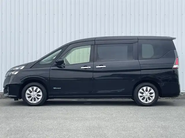 日産 セレナ X Vセレクション 福岡県 2017(平29)年 7.5万km ダイヤモンドブラック フリップダウンモニター/純正ナビ（ＭＭ３１７Ｄ－Ｗ）/フルセグTV/CD/DVD/BT/SD/AM/FM/AUX/バックカメラ/エマージェンシーブレーキ/両側パワースライドドア/クルーズコントロール/ＬＤＷ/スマートキー/プッシュスタート/ステアリングリモコン/ETC2.0/オートライト/ロールサンシェード