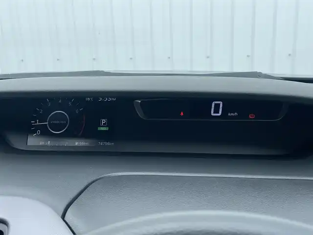 日産 セレナ X Vセレクション 福岡県 2017(平29)年 7.5万km ダイヤモンドブラック フリップダウンモニター/純正ナビ（ＭＭ３１７Ｄ－Ｗ）/フルセグTV/CD/DVD/BT/SD/AM/FM/AUX/バックカメラ/エマージェンシーブレーキ/両側パワースライドドア/クルーズコントロール/ＬＤＷ/スマートキー/プッシュスタート/ステアリングリモコン/ETC2.0/オートライト/ロールサンシェード