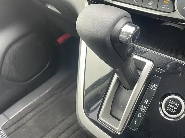 日産 セレナ X Vセレクション 福岡県 2017(平29)年 7.5万km ダイヤモンドブラック フリップダウンモニター/純正ナビ（ＭＭ３１７Ｄ－Ｗ）/フルセグTV/CD/DVD/BT/SD/AM/FM/AUX/バックカメラ/エマージェンシーブレーキ/両側パワースライドドア/クルーズコントロール/ＬＤＷ/スマートキー/プッシュスタート/ステアリングリモコン/ETC2.0/オートライト/ロールサンシェード