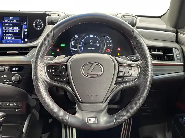 レクサス ＥＳ 300h Fスポーツ 愛知県 2019(令1)年 3.9万km ホワイトノーヴァガラスフレーク 純正１２．３インチナビ　/（FM/AM/フルセグTV/Miracast/CarPlay/Bluetooth/USB/AUX）/ムーンルーフ　/三眼ＬＥＤヘッドライト　/レクサスセーフティシステム＋　/　　-プリクラッシュセーフティ/　　-レーダークルーズコントロール/　　-レーントレーニングアシスト/　　-ロードサインアシスト/　　-オートマチックハイビーム/　　-先行車発進告知機能/シートベンチレーション/シートヒーター　/パーキングサポートブレーキ/ビルトインＥＴＣ２．０　/電動リアゲード/バックカメラ　/ドライブレコーダー　/ステアリングヒーター　/ブラインドスポットモニター（ＢＳＭ）　/メモリー機能付パワーシート　/パドルシフト/プッシュスタート/　　-スマートキー