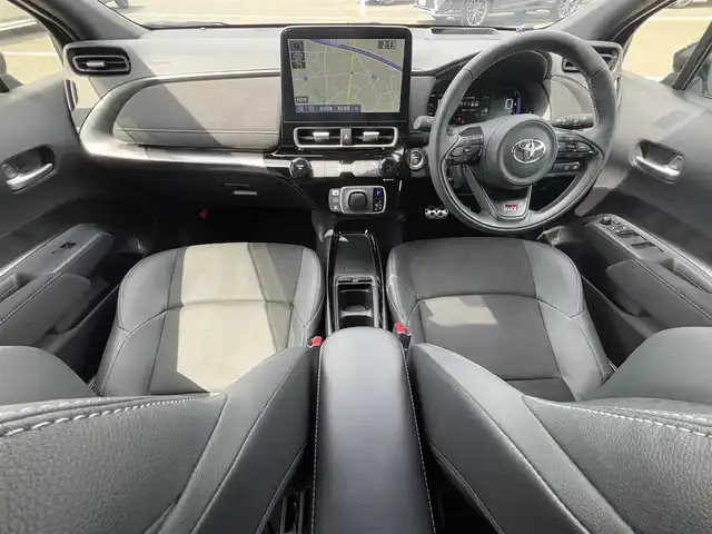 トヨタ アクア GRスポーツ 徳島県 2024(令6)年 0.4万km プラチナホワイトパールマイカ 10.5インチオーディオディスプレイ/AM/FM/Bluetooth/USB/TV/ビルトインETC2.0/バックモニター/コーナーセンサー/ハーフレザーシート/ブラインドスポットモニター/ドアバイザー/純正17インチホイール/ハンドルヒーター/シートヒーター/DRIVEMODE/EV　MODE/LEDヘッドライト/純正フロアマット/アドバンストパーク/クルーズコントロール/プッシュスタート/スマートキー/取扱説明書