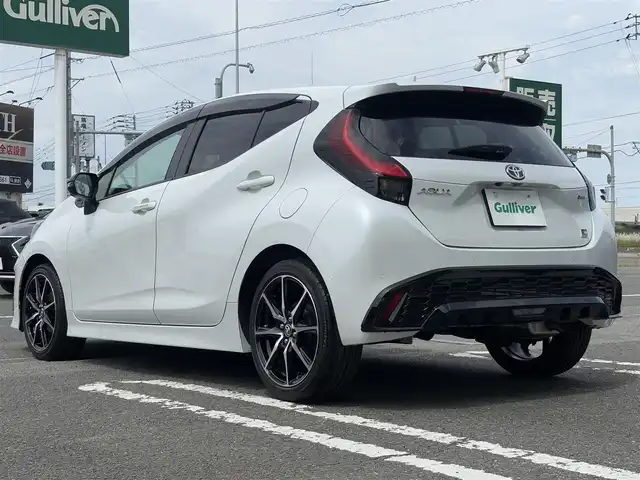 トヨタ アクア GRスポーツ 徳島県 2024(令6)年 0.4万km プラチナホワイトパールマイカ 10.5インチオーディオディスプレイ/AM/FM/Bluetooth/USB/TV/ビルトインETC2.0/バックモニター/コーナーセンサー/ハーフレザーシート/ブラインドスポットモニター/ドアバイザー/純正17インチホイール/ハンドルヒーター/シートヒーター/DRIVEMODE/EV　MODE/LEDヘッドライト/純正フロアマット/アドバンストパーク/クルーズコントロール/プッシュスタート/スマートキー/取扱説明書