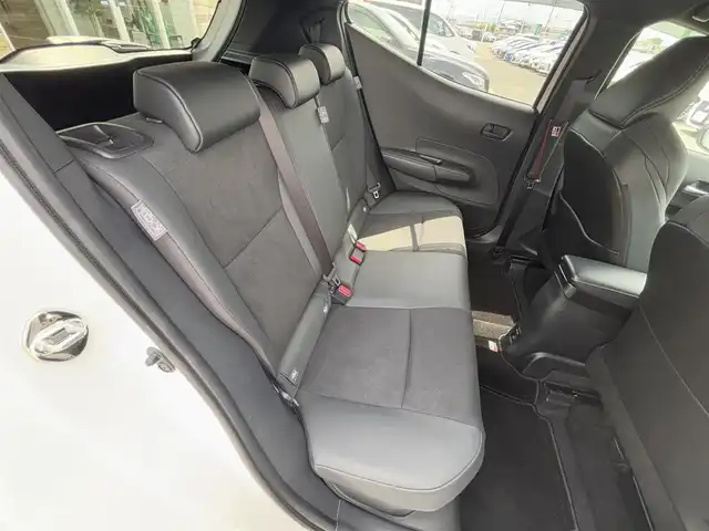 トヨタ アクア GRスポーツ 徳島県 2024(令6)年 0.4万km プラチナホワイトパールマイカ 10.5インチオーディオディスプレイ/AM/FM/Bluetooth/USB/TV/ビルトインETC2.0/バックモニター/コーナーセンサー/ハーフレザーシート/ブラインドスポットモニター/ドアバイザー/純正17インチホイール/ハンドルヒーター/シートヒーター/DRIVEMODE/EV　MODE/LEDヘッドライト/純正フロアマット/アドバンストパーク/クルーズコントロール/プッシュスタート/スマートキー/取扱説明書