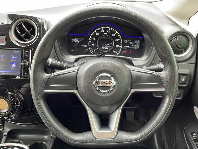 日産 ノート e－パワー X 岐阜県 2017(平29)年 6.5万km スーパーブラック インテリジェントエマージェンシーブレーキ/車線逸脱警報/メモリナビ/(フルセグ/CD/DVD/BT)/バックカメラ/純正14インチアルミホイール/スマートキー/ETC