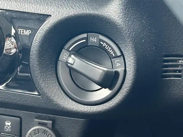 トヨタ ハイラックス Z 滋賀県 2021(令3)年 2.5万km オキサイドブロンズM ディーゼル/4WD(F4)/6速AT/TRDマッドフラップ/airplex製ボンネットガード/クラッツィオ製シートカバー/7インチ社外ナビ【CN-RE07WD】/(FM/AM/CD/DVD/フルセグ/Bluetooth)/ETC/前ドライブレコーダー/バックカメラ/プリクラッシュブレーキアシスト	/レーンキープアシスト	/レーダークルーズコントロール/標識検知機能	/電動格納ミラー/アイドリングストップ/革巻きステアリング/ステアリングスイッチ/オートライト/LEDヘッドライト/フロントフォグ/フルオートエアコン/プッシュスタート/スマートキー/スペアキー/ゴムフロアマット