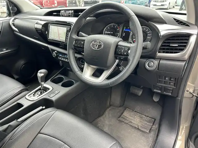 トヨタ ハイラックス Z 滋賀県 2021(令3)年 2.5万km オキサイドブロンズM ディーゼル/4WD(F4)/6速AT/TRDマッドフラップ/airplex製ボンネットガード/クラッツィオ製シートカバー/7インチ社外ナビ【CN-RE07WD】/(FM/AM/CD/DVD/フルセグ/Bluetooth)/ETC/前ドライブレコーダー/バックカメラ/プリクラッシュブレーキアシスト	/レーンキープアシスト	/レーダークルーズコントロール/標識検知機能	/電動格納ミラー/アイドリングストップ/革巻きステアリング/ステアリングスイッチ/オートライト/LEDヘッドライト/フロントフォグ/フルオートエアコン/プッシュスタート/スマートキー/スペアキー/ゴムフロアマット