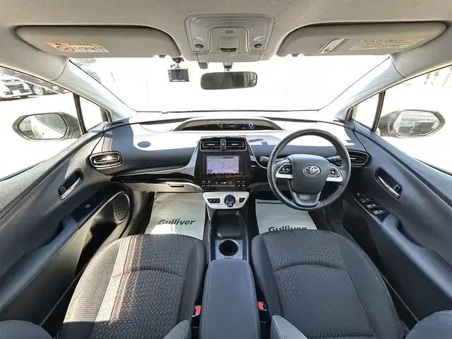 トヨタ プリウス S 山形県 2016(平28)年 9.7万km シルバーM 4WD/社外SDナビ/（FM/AM/USB/BT/CD/AUX)/バックカメラ/前方ドライブレコーダー/ビルトインETC/横滑り防止装置/盗難防止装置/オートライト/オートマチックハイビーム/ＬＥＤヘッドライト/社外アルミホイール/ドアバイザー/フロアマット/スタッドレスタイヤ積み込み（社外AW）/保証書/取扱説明書