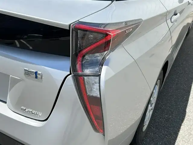 トヨタ プリウス S 山形県 2016(平28)年 9.7万km シルバーM 4WD/社外SDナビ/（FM/AM/USB/BT/CD/AUX)/バックカメラ/前方ドライブレコーダー/ビルトインETC/横滑り防止装置/盗難防止装置/オートライト/オートマチックハイビーム/ＬＥＤヘッドライト/社外アルミホイール/ドアバイザー/フロアマット/スタッドレスタイヤ積み込み（社外AW）/保証書/取扱説明書