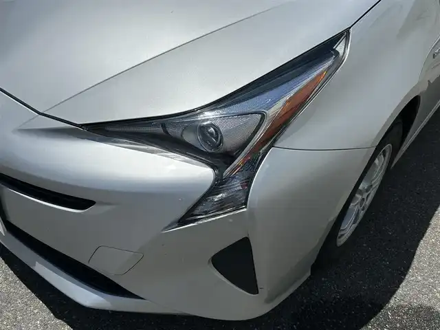 トヨタ プリウス S 山形県 2016(平28)年 9.7万km シルバーM 4WD/社外SDナビ/（FM/AM/USB/BT/CD/AUX)/バックカメラ/前方ドライブレコーダー/ビルトインETC/横滑り防止装置/盗難防止装置/オートライト/オートマチックハイビーム/ＬＥＤヘッドライト/社外アルミホイール/ドアバイザー/フロアマット/スタッドレスタイヤ積み込み（社外AW）/保証書/取扱説明書