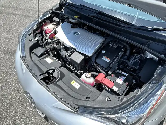 トヨタ プリウス S 山形県 2016(平28)年 9.7万km シルバーM 4WD/社外SDナビ/（FM/AM/USB/BT/CD/AUX)/バックカメラ/前方ドライブレコーダー/ビルトインETC/横滑り防止装置/盗難防止装置/オートライト/オートマチックハイビーム/ＬＥＤヘッドライト/社外アルミホイール/ドアバイザー/フロアマット/スタッドレスタイヤ積み込み（社外AW）/保証書/取扱説明書