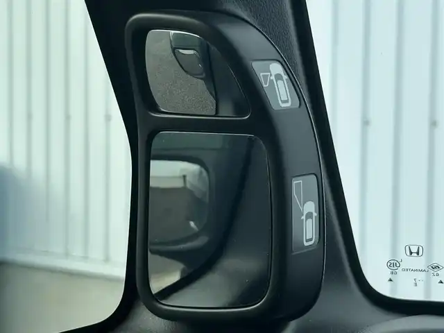 ホンダ Ｎ ＢＯＸ G Lパッケージ 熊本県 2017(平29)年 5.5万km ブリティッシュグリーンP 社外ナビ/・AM/FM/CD/DVD/USB/iPod/AUX/BT/横滑り防止機能/衝突被害軽減システム/アイドリングストップ/シティ・ブレーキ・アクティブ・システム/サイドカーテンエアバッグシステム/ステアリングリモコン/オートライト/電動格納ミラー/・ウィンカーミラー/ドアバイザー/純正ETC/社外フロアマット/両側パワースライドドア/ベンチシート/フルフラットシート/スマートキー/・スペアキー