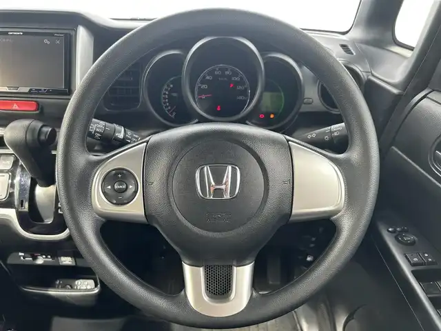 ホンダ Ｎ ＢＯＸ G Lパッケージ 熊本県 2017(平29)年 5.5万km ブリティッシュグリーンP 社外ナビ/・AM/FM/CD/DVD/USB/iPod/AUX/BT/横滑り防止機能/衝突被害軽減システム/アイドリングストップ/シティ・ブレーキ・アクティブ・システム/サイドカーテンエアバッグシステム/ステアリングリモコン/オートライト/電動格納ミラー/・ウィンカーミラー/ドアバイザー/純正ETC/社外フロアマット/両側パワースライドドア/ベンチシート/フルフラットシート/スマートキー/・スペアキー