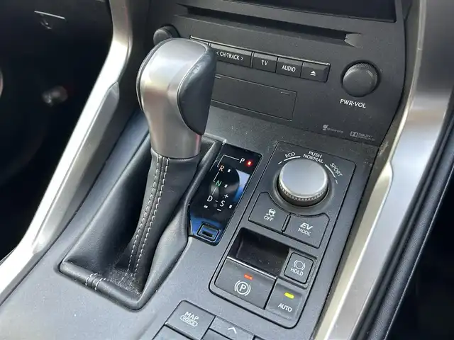 レクサス ＮＸ 300h バージョンL 静岡県 2015(平27)年 8.3万km スターライトブラックガラスフレーク 純正ナビ　/・フルセグＴＶ　/・Ｂｌｕｅｔｏｏｔｈ接続　/・ＤＶＤ再生　/追従クルコン/電動パーキングブレーキ/オートブレーキホールド/全方位カメラ　/ＢＳＭ　/ＡＣ１００Ｖ電源　/プッシュスタート　/スマートキー　/スペアキー　/前席シートＨ・エアシート　/ステアリングヒーター/パワーバックドア/電動チルト＆テレスコピック/全席パワーシート/D席シートメモリー
